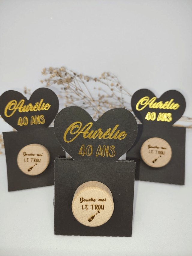 Bouchon en  bois gravure personnalisé et support 
